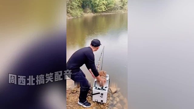 全村的拖拉机都来抽水，这架势是要把河抽干啊