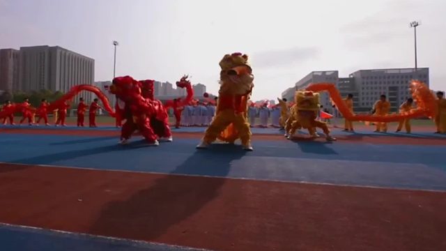 重庆大学运动会真会玩，舞狮舞龙川剧变脸吐火齐上阵