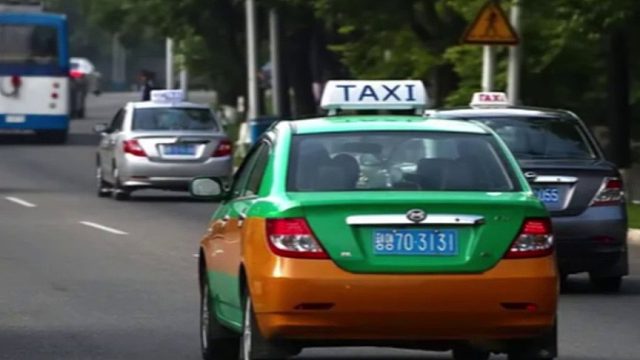 朝鲜再现神操作！把中国车标抠下换上自己的，秒变自产品牌车