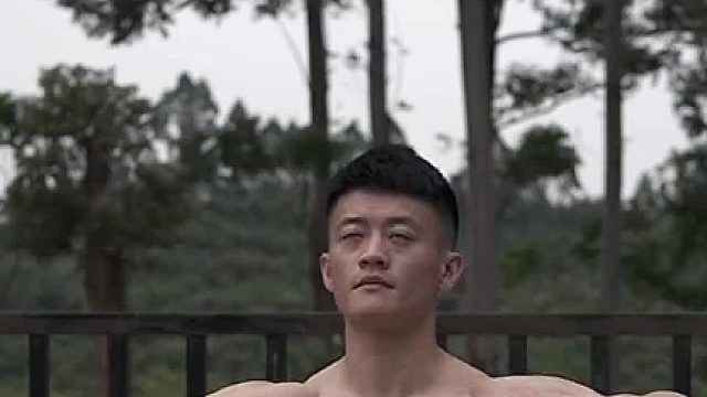 你们看看，这个人就做了这么几个引体，还那么嚣.张