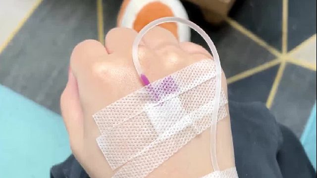 我哥的脸都被打变形了...