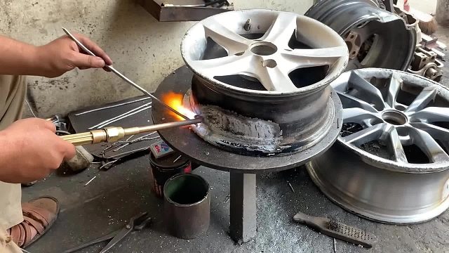 巴铁师傅维修损坏的汽车轮毂全过程