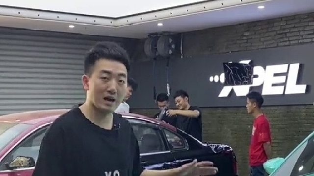 以后大家想看贴什么就告诉我好啦，让我也教教他们贴其他..... #汽车贴膜