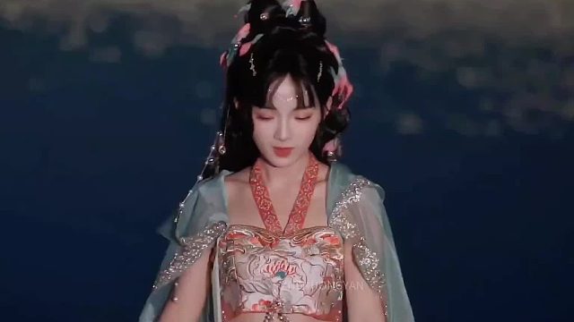 湖边小锦鲤舞姿也太美了吧