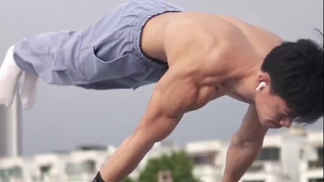 我可不只是会拉引体哦，懂得都知道这有多难哈