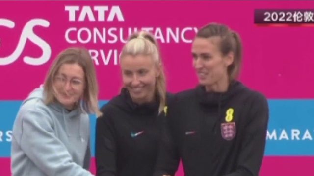 2022伦敦马拉松鸣笛开赛！有意思的是一位业余选手在前800米一直跑在了贝克勒前面