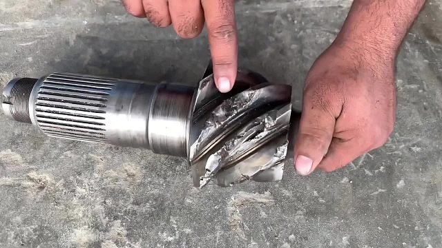 巴铁师傅采用传统焊接方式维修卡车差速器角齿全过程。