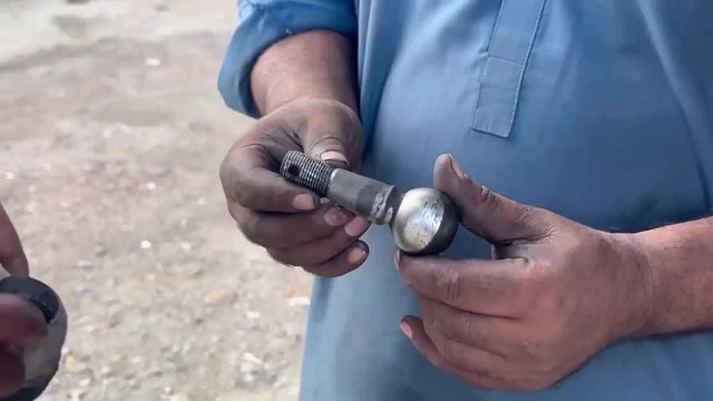 巴铁师傅维修丰田海狮大面包下支臂球头全过程