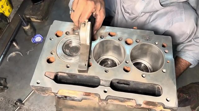 巴铁师傅维修损坏的三缸发动机缸体全过程