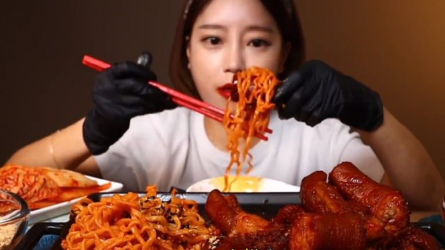 享用辣炒猪爪和猪尾，肉质软嫩，配上火鸡面，大口吃太过瘾了！