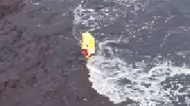 海边出现了海绵宝宝，看起来像个怪物，我和伙伴找到了它的踪迹#探险 #怪物