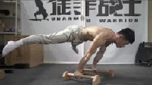 俄挺团身进阶出腿教学 俄挺低团达到15秒以上，可以慢慢尝试出腿增加难度，直到解锁俄挺分腿