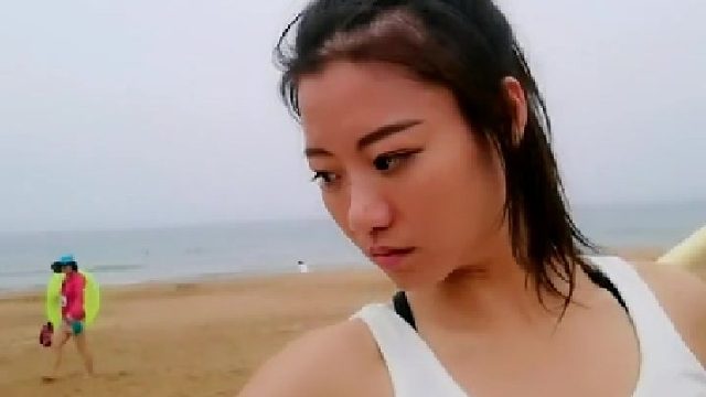 看过沙滩足球、排球，看过沙滩红缨枪不？我是不是应该穿泳衣