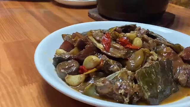 大胖今天给老胡上一课，一道菜就要400块钱！好贵呀