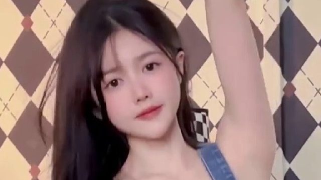 就算自己不谈恋爱，也要多鼓励别人谈恋爱，在一起的时候吃糖，分手了吃瓜，一辈子都有热闹看，对啵