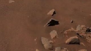 “毅力”号火星车在火星上拍摄到“机智”号无人直升机。