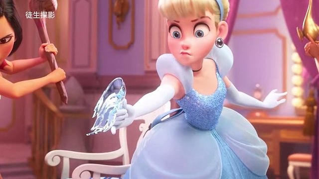 女孩误闯进迪士尼公主休息室，差点引发公主们群殴