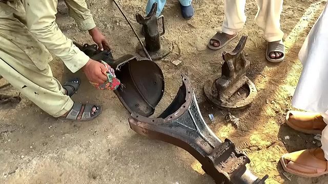 巴铁师傅维修被劈成两半的卡车后桥壳体全过程。