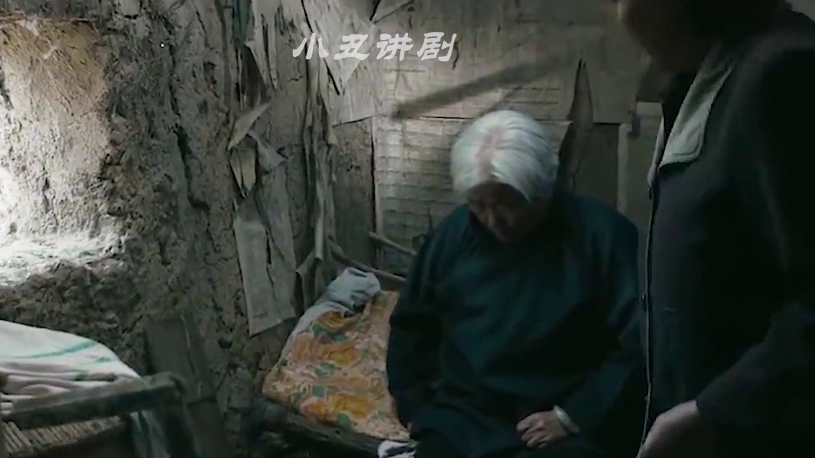42380多岁的奶奶竟被亲儿子关在牛圈里