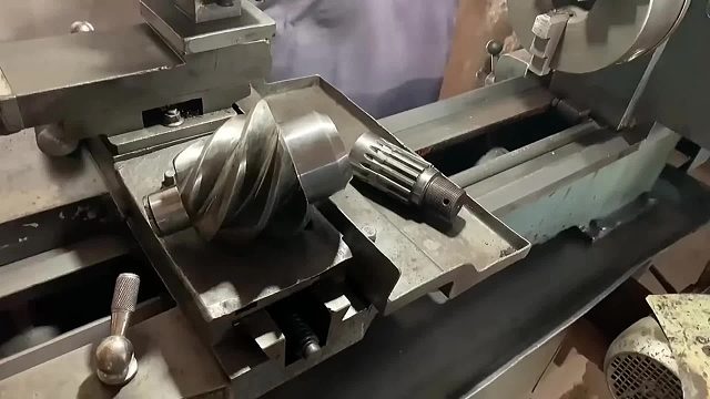 巴铁师傅维修卡车差速器齿轮轴全过程。