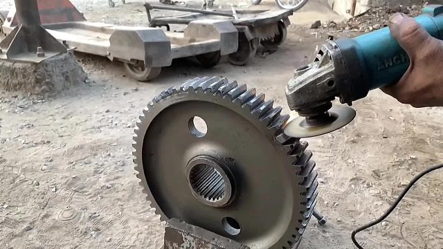 巴铁师傅维修卡车崩齿的变速箱齿轮全过程