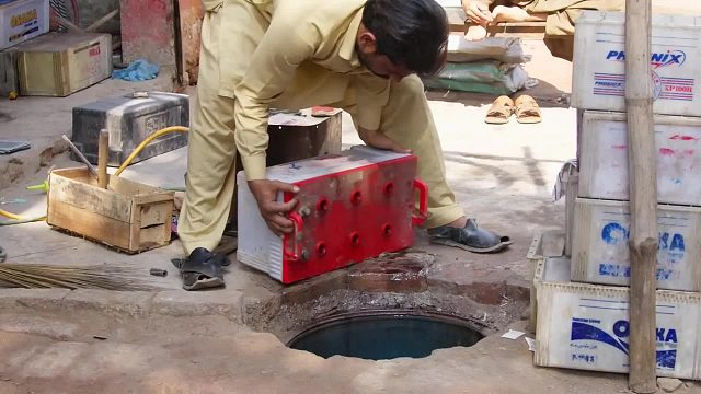 巴铁师傅维修翻新卡车铅酸蓄电池全过程