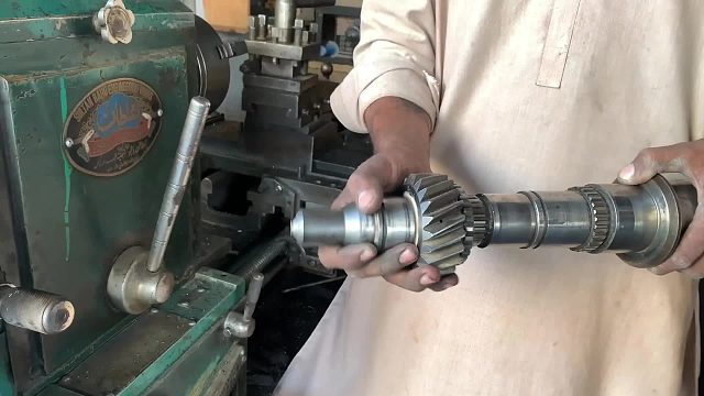 巴铁师傅维修卡车变速箱副轴全过程