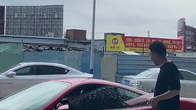 新款法拉利就是酷，边总车衣必须给你安排上#贴膜 #改色膜 #车衣