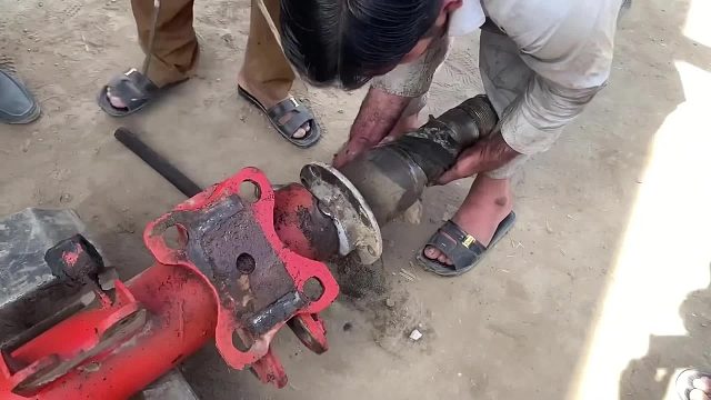 巴铁师傅维修一辆艺术卡车的实心后桥轴全过程。