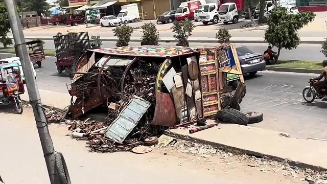 巴铁师傅经过一天维修好发生侧翻受损的卡车全过程，这要是在国内没有三天走不出修理厂。