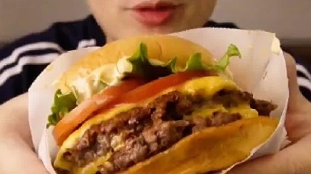 今天嗦了顿面炫了顿汉堡，来上海咋还戒米饭了#无尽挑战 吃午餐肉的第1423天#上海美食