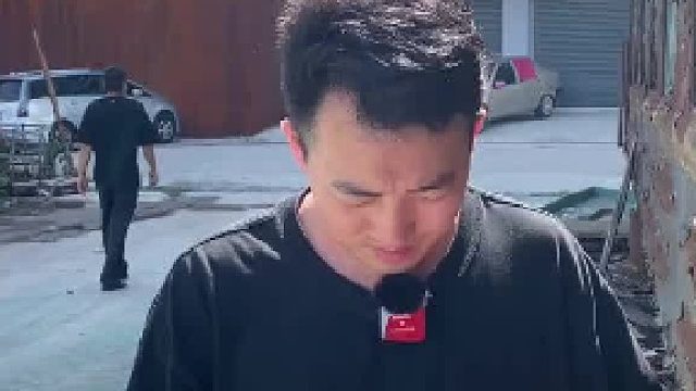 你们说我该不该帮宏哥的火车贴膜呢？#龙哥贴膜 #火车 #贴膜