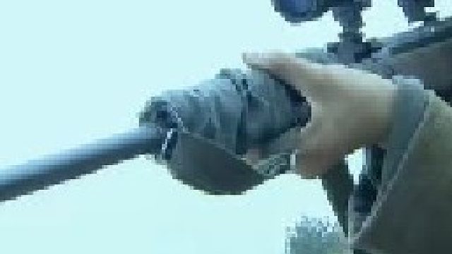 为了撬开特务的嘴，男人假装成剥皮大师，可还没动手特务就吓尿了