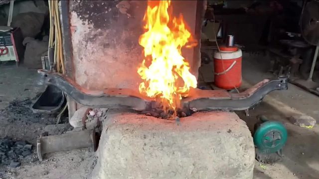 巴铁师傅维修断裂的卡车前桥全过程，这样维修再用三年没什么问题。