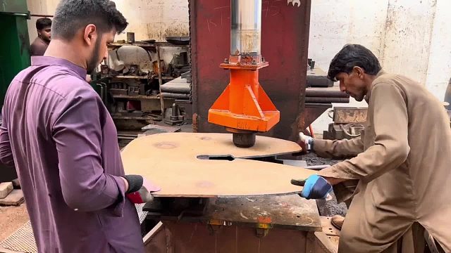 巴铁师傅利用废弃的轮船钢板制作卡车的牵引鞍全过程。