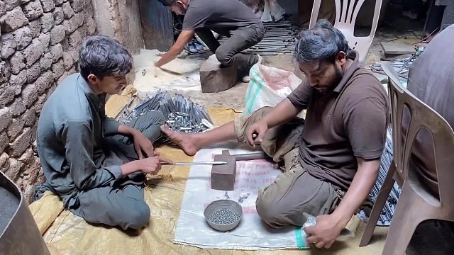 巴铁师傅在简陋的小作坊里制作L型弯杆扳手全过程