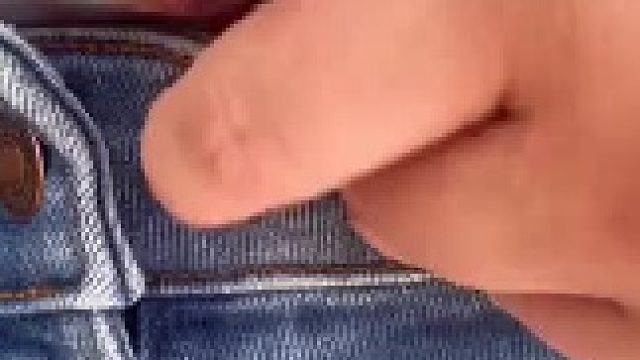 身上爬了只跳蛛怎么办？正好，带它去抓苍蝇...