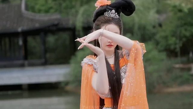 我也不想理他的，可他却叫美后