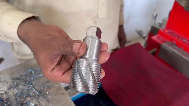 巴铁师傅利用差速器齿轮轴制作重型螺纹丝锥全过程