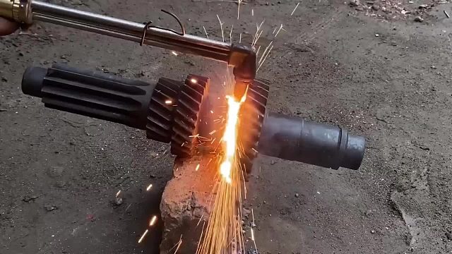 巴铁师傅维修齿牙损坏的变速箱副轴全过程