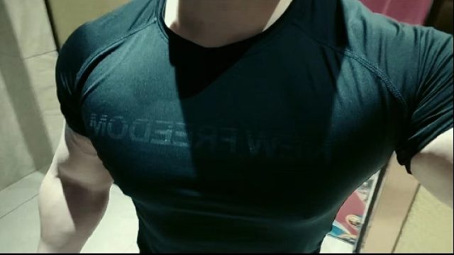 带巡查官小姐姐吃鸡