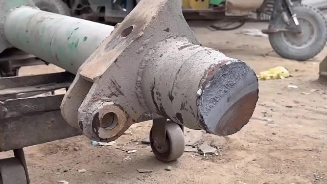 巴铁师傅维修断裂的卡车后桥实心轴全过程