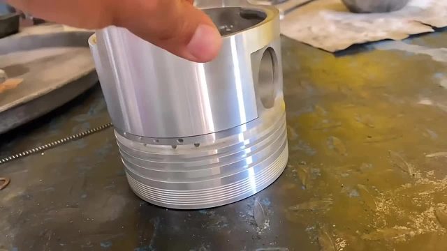 制作发动机活塞 巴铁师傅采用铝水浇筑发动机活塞全过程