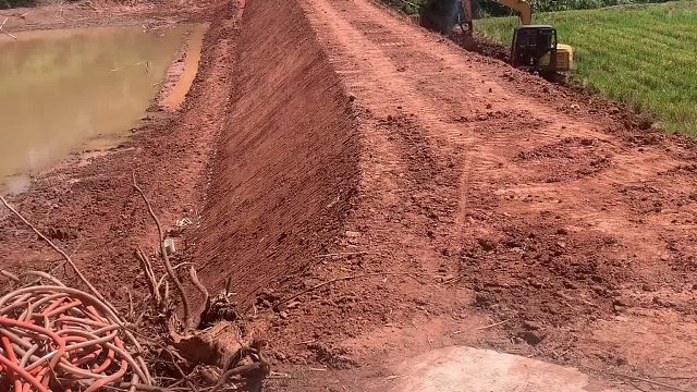 小挖机整水库堤坝，修坡。