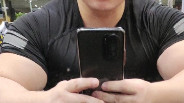 老家伙带三个小年轻吃鸡了~