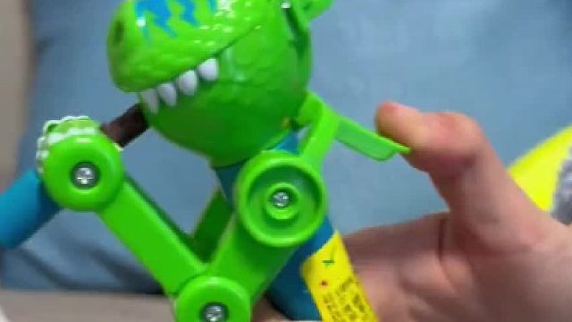 傲娇八嘎猫遇上棒糖恐龙，看到最后竟不知谁在调戏谁……#萌宠出道计划 #萌宠日常记录 #猫咪的迷惑行为