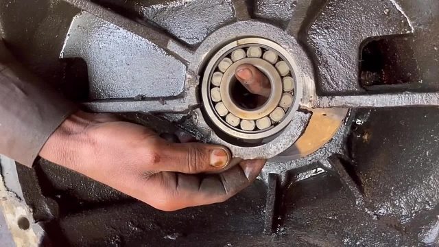 维修卡车差速器壳体 巴铁师傅维修破损的卡车差速器壳体全过程