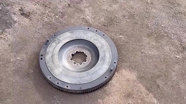 维修卡车飞轮盘 把铁师傅维修破损的卡车飞轮盘全过程