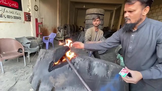 巴铁师傅采用火补技术修补轮胎全过程。