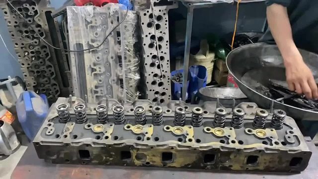 巴铁师傅维修发生变形的发动机缸盖全过程，维修媲美与制造。